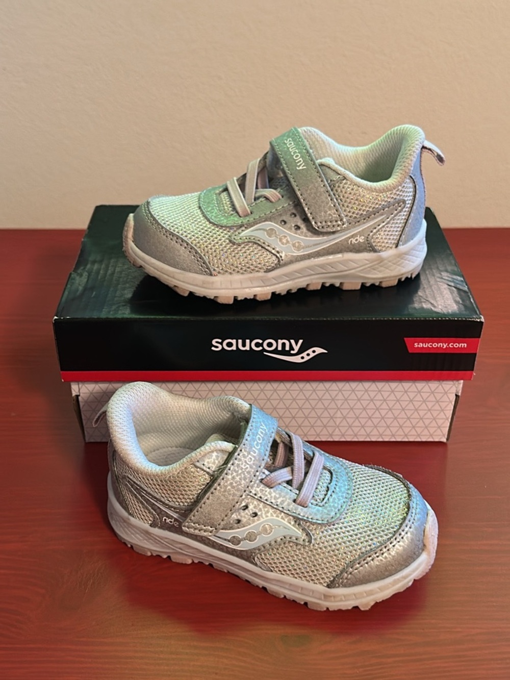Saucony Silver/Pink Shimmer Toddler shoes size 6